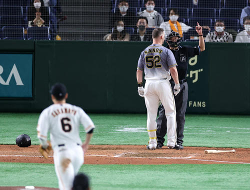 巨人対阪神 8回表阪神2死、サンズは見逃し三振を取られ、嶋田球審に侮辱発言をして退場となる(撮影・浅見桂子)
