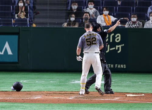巨人対阪神 8回表阪神2死、サンズは見逃し三振を取られ、嶋田球審に侮辱発言をして退場となる(撮影・浅見桂子)