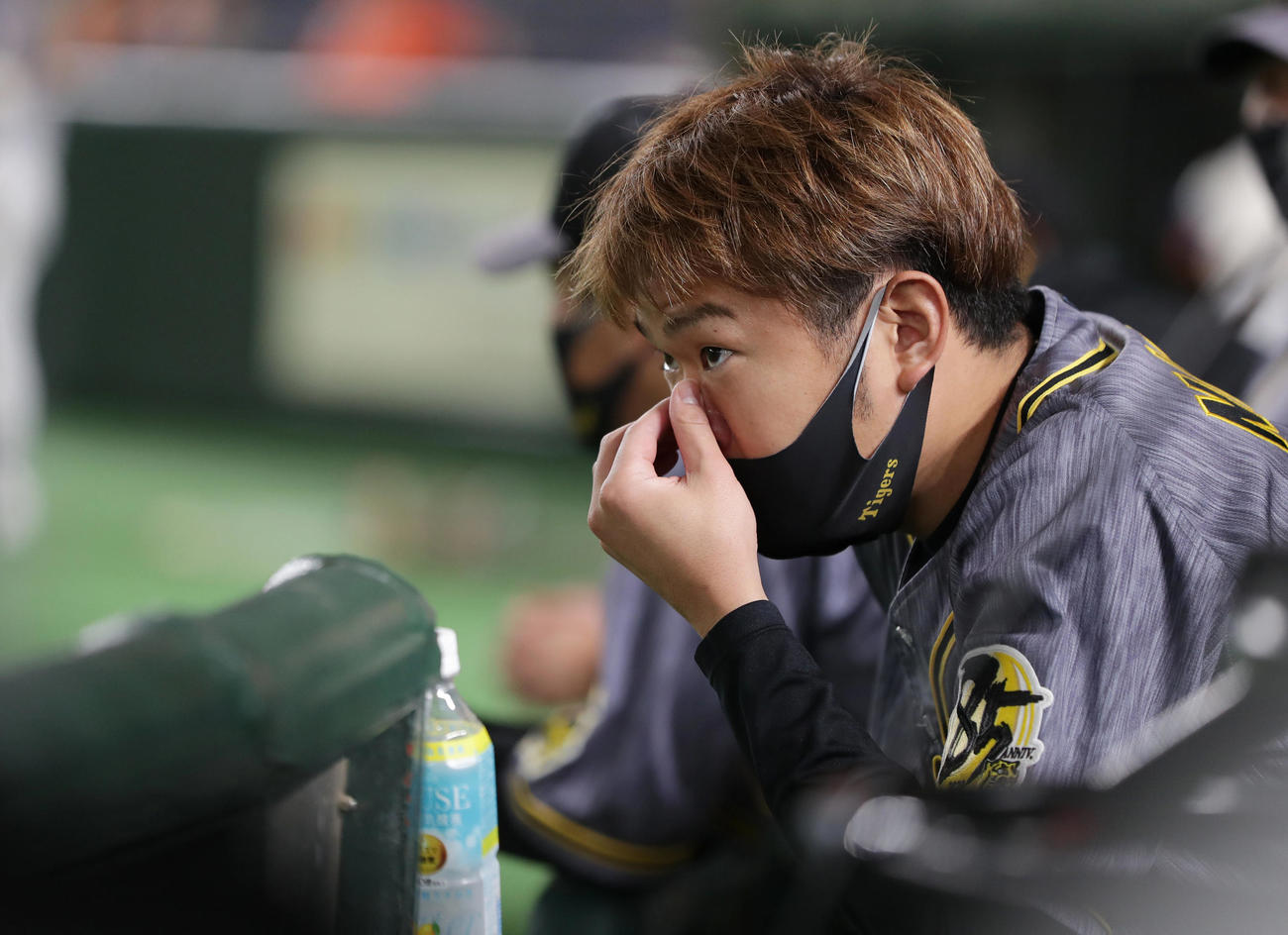 9回表の攻撃をベンチから見つめる阪神西勇（撮影・前田充）