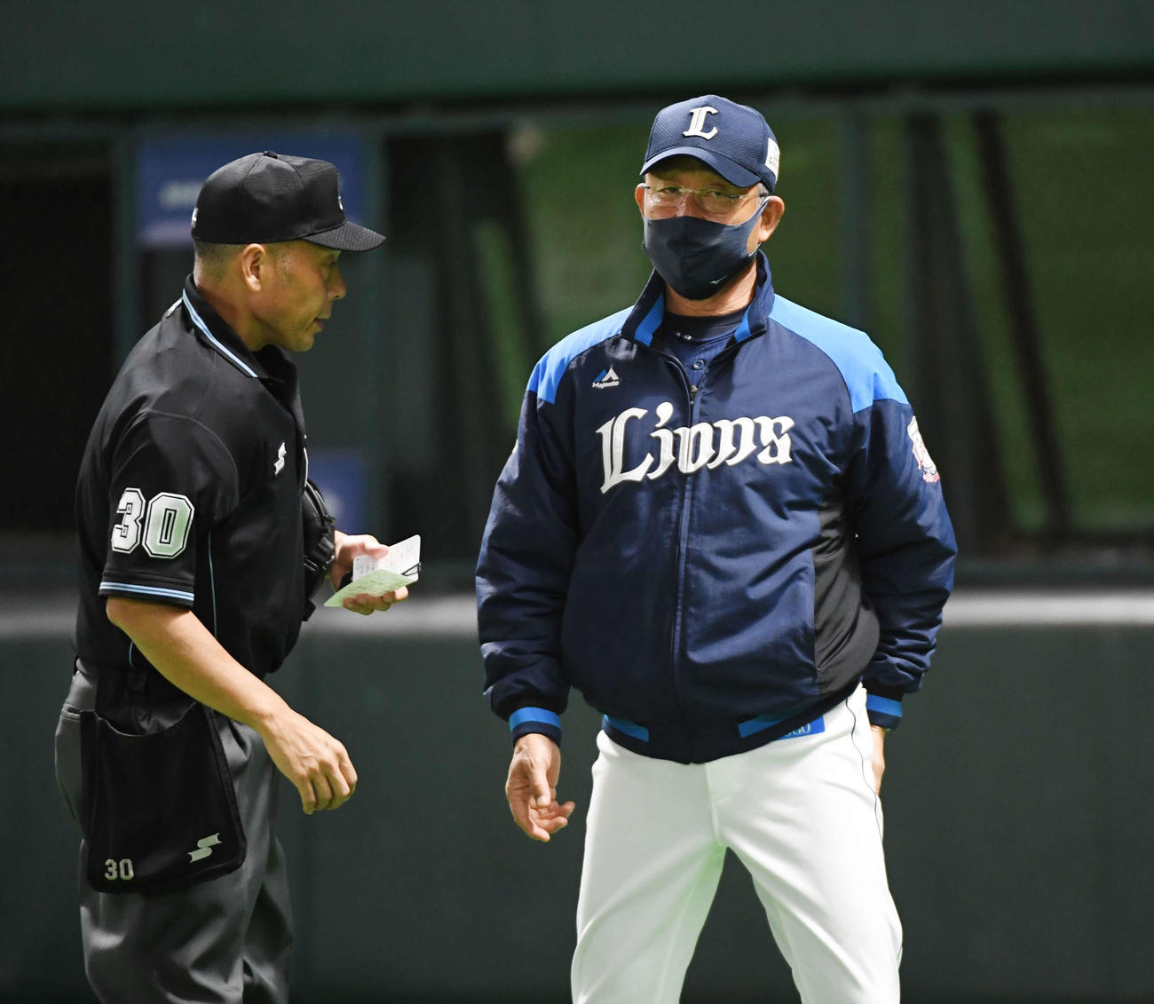 ソフトバンク対西武　8回裏、投手交代を告げる西武辻監督（撮影・今浪浩三）
