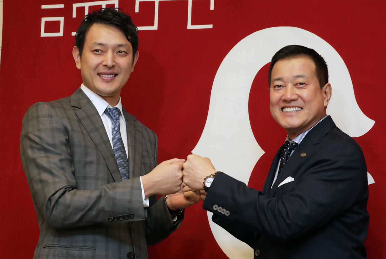 引退会見でグータッチを交わす巨人岩隈（左）と原監督（撮影・河野匠）