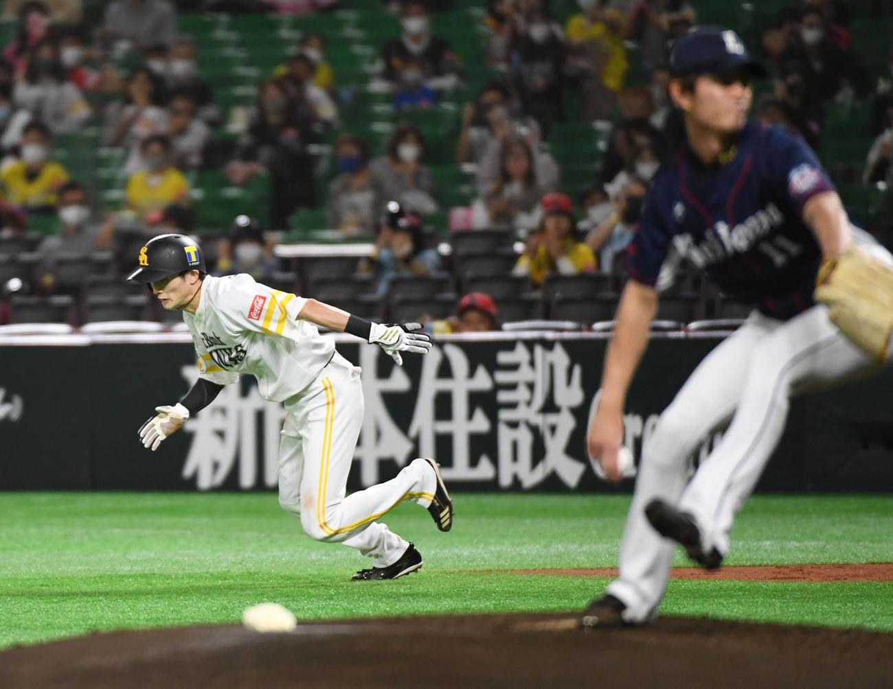 1回裏ソフトバンク無死一塁、中村晃のとき、一塁走者の周東佑京は二塁盗塁を決める。43個目（撮影・今浪浩三）
