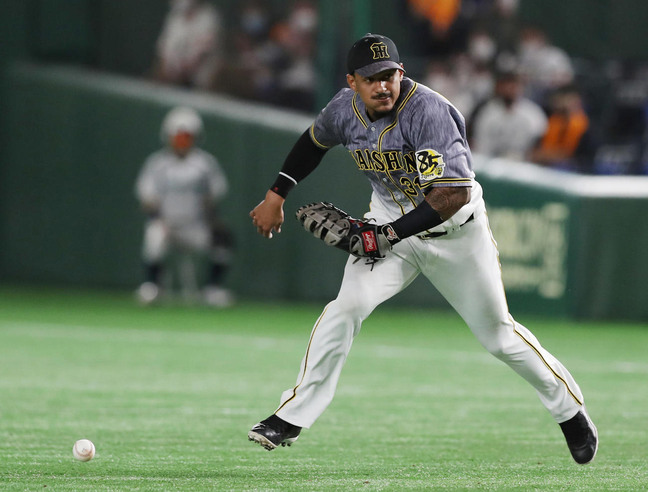 巨人対阪神　2回裏巨人1死二塁、マルテは田中俊の打球をはじく（撮影・前田充）