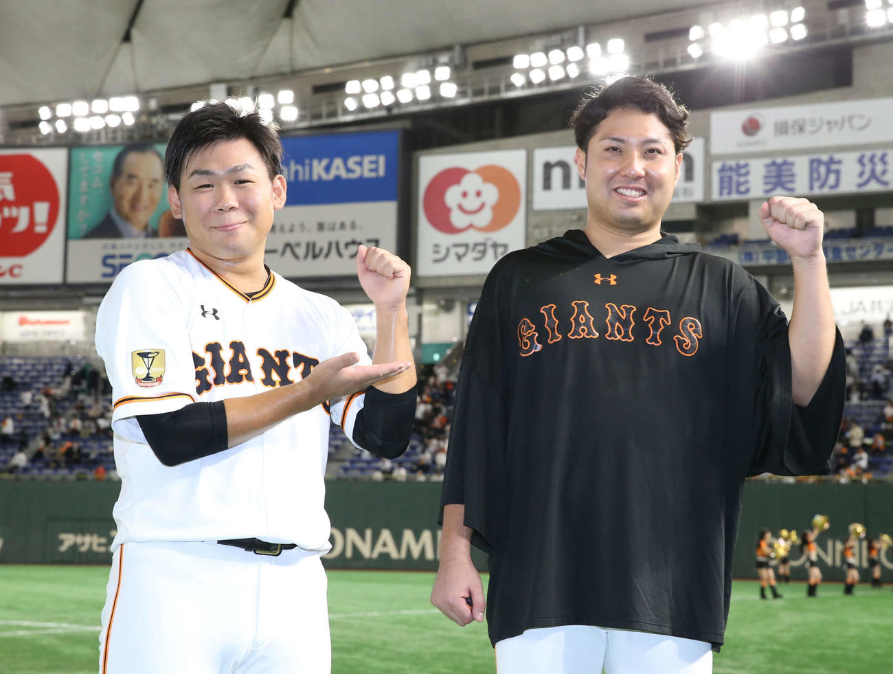 巨人対阪神　阪神を下し、記念撮影に納まる勝利投手の今村（右）とセーブした田口（撮影・河野匠）