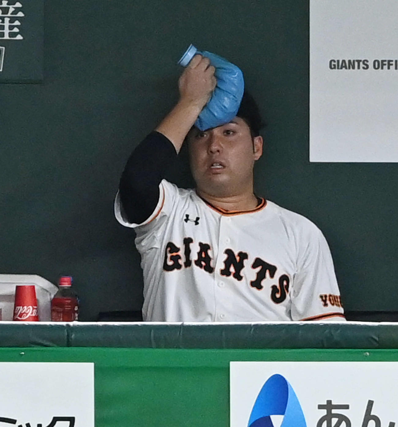 巨人対阪神　ベンチに腰掛けて頭を冷やす巨人今村（撮影・山崎安昭）
