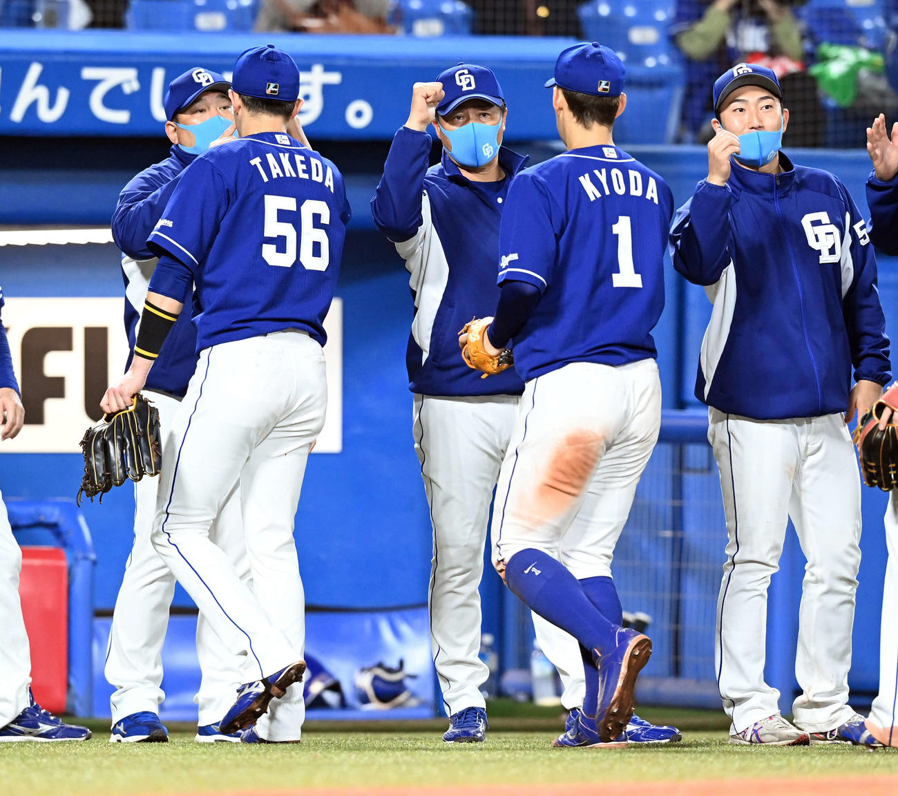 ヤクルト対中日　ヤクルトに勝利し選手を迎える中日与田監督（撮影・たえ見朱実）