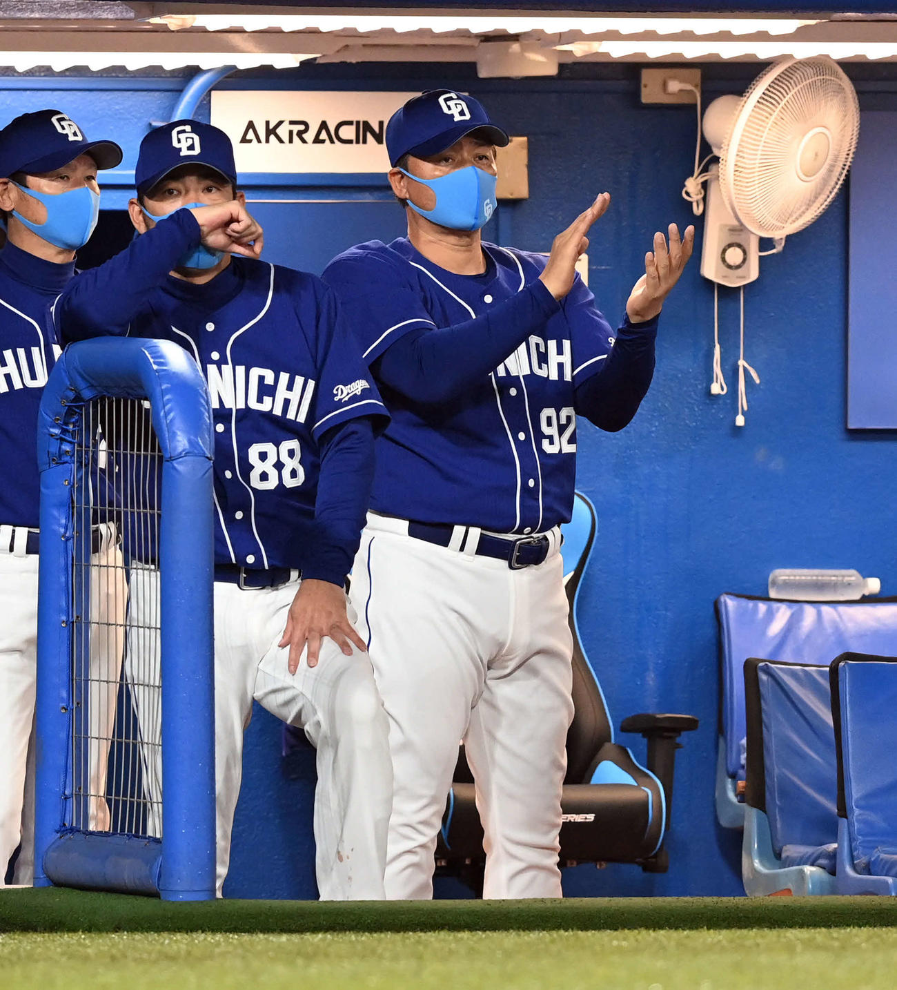 ヤクルト対中日　ベンチから選手を鼓舞する中日与田監督（撮影・たえ見朱実）