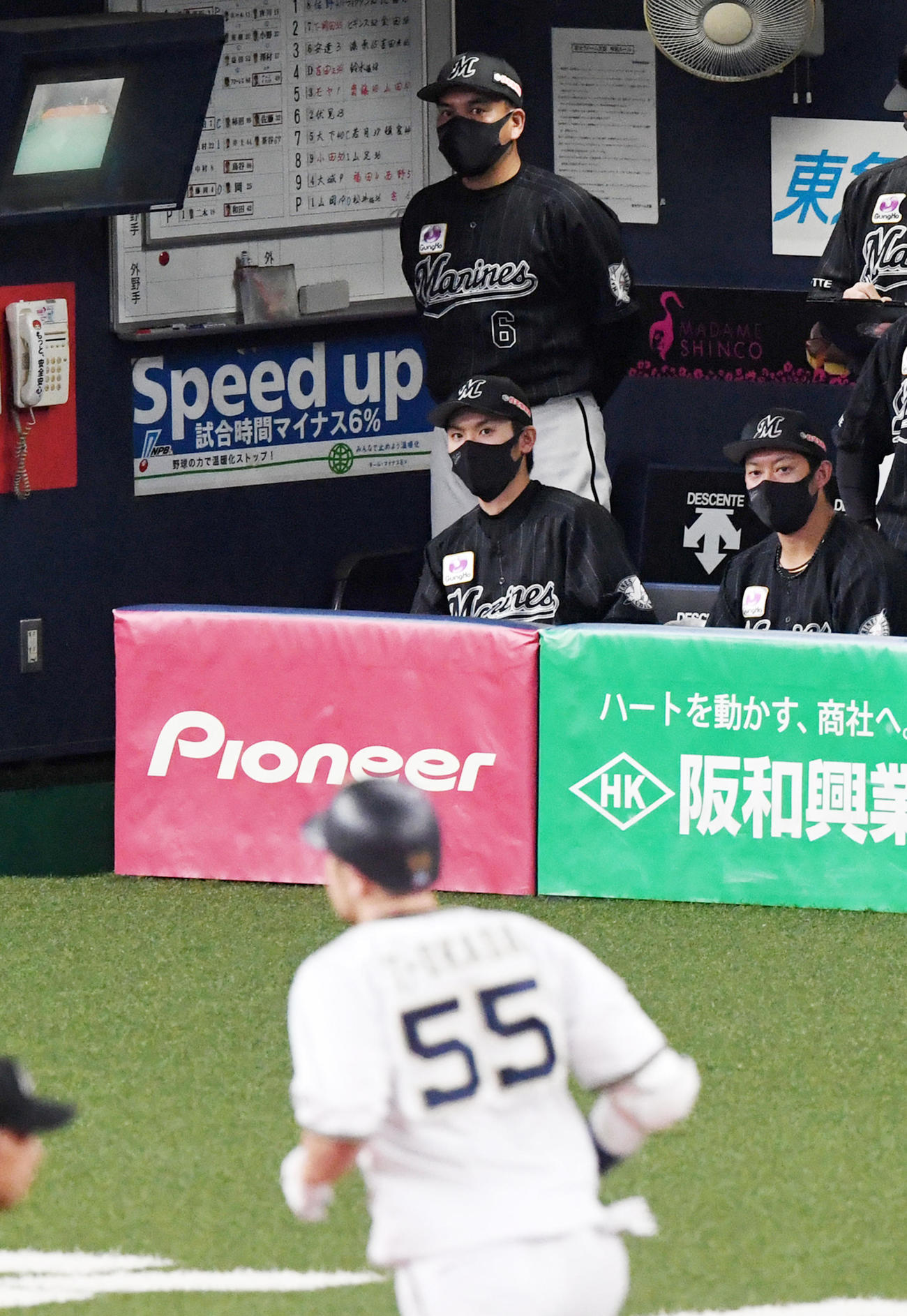 オリックス対ロッテ　3回裏オリックス無死、T－岡田に右越え本塁打を打たれ厳しい表情の井口監督（撮影・前岡正明）