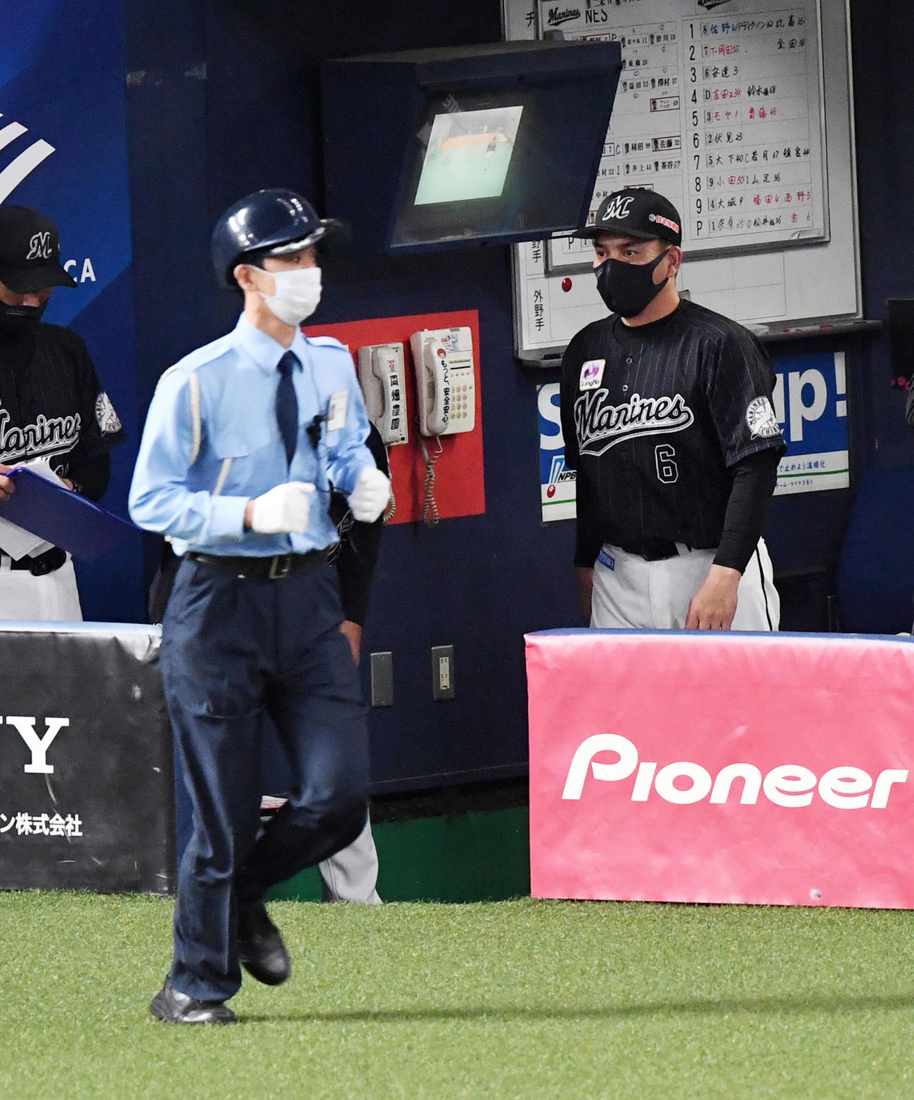 オリックス対ロッテ　オリックスに敗れ気合の表情を見せる井口資仁監督（撮影・前岡正明）