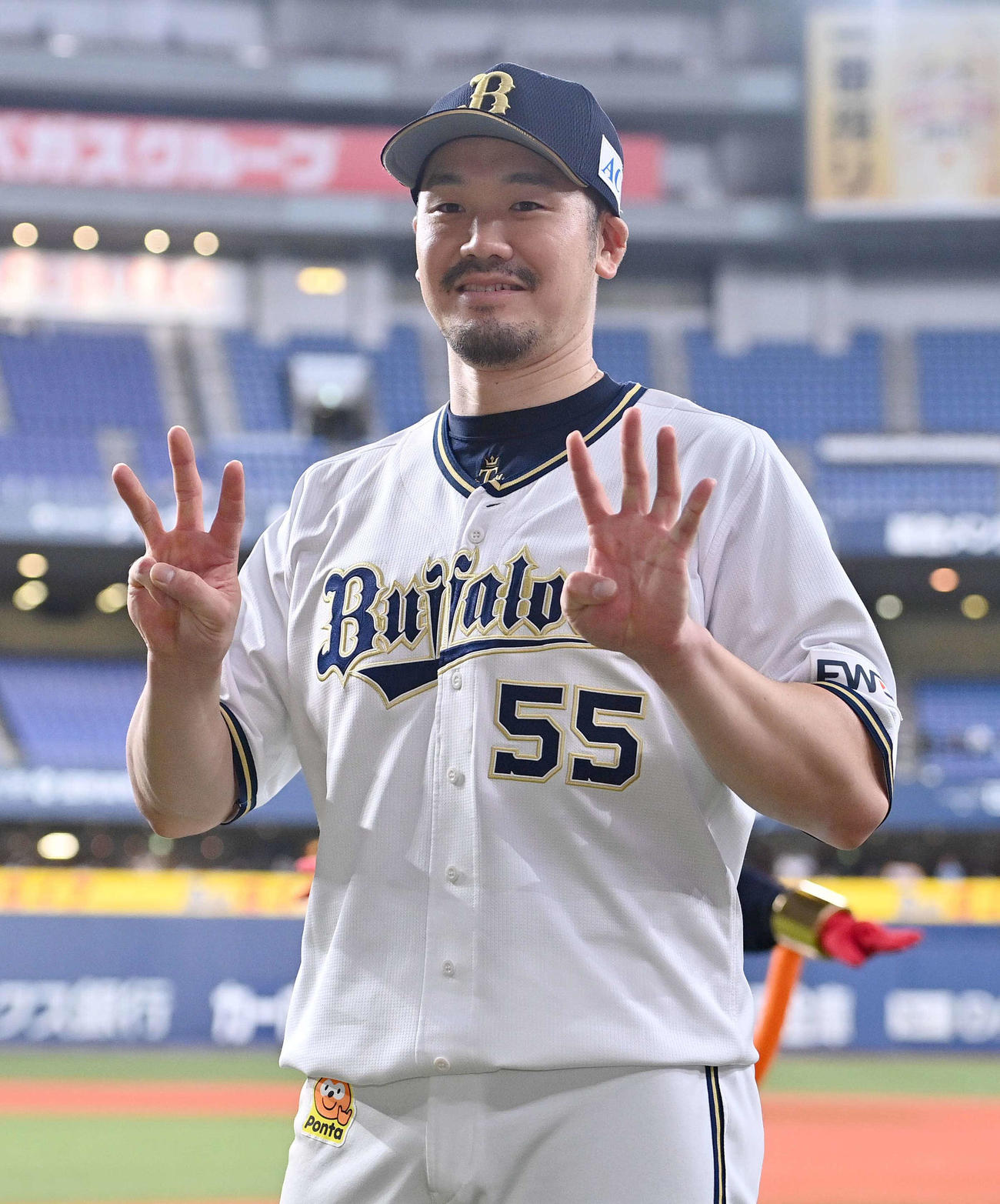 オリックス対ロッテ　ヒーローのT－岡田は3安打4打点ポーズを見せる（撮影・上田博志）