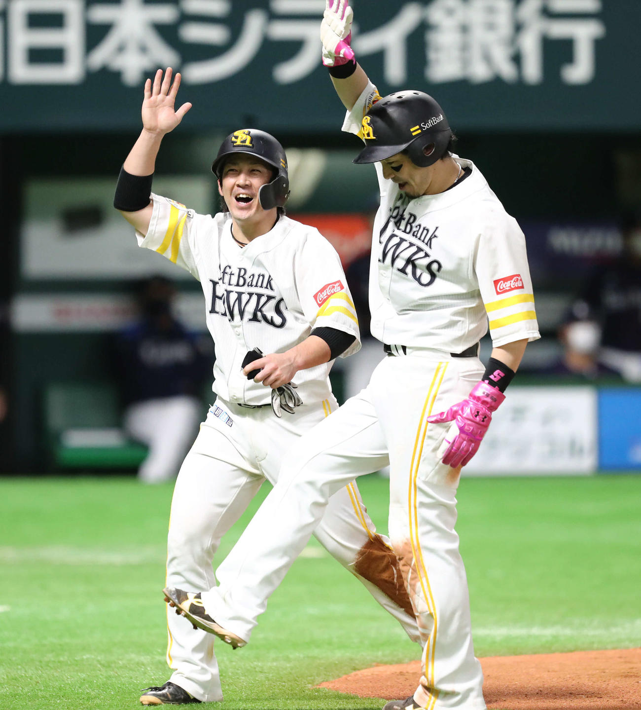 ソフトバンク対西武　6回裏ソフトバンク2死満塁、柳田の左前2点適時打で生還した甲斐（左）は松田宣とハイタッチ（撮影・梅根麻紀）