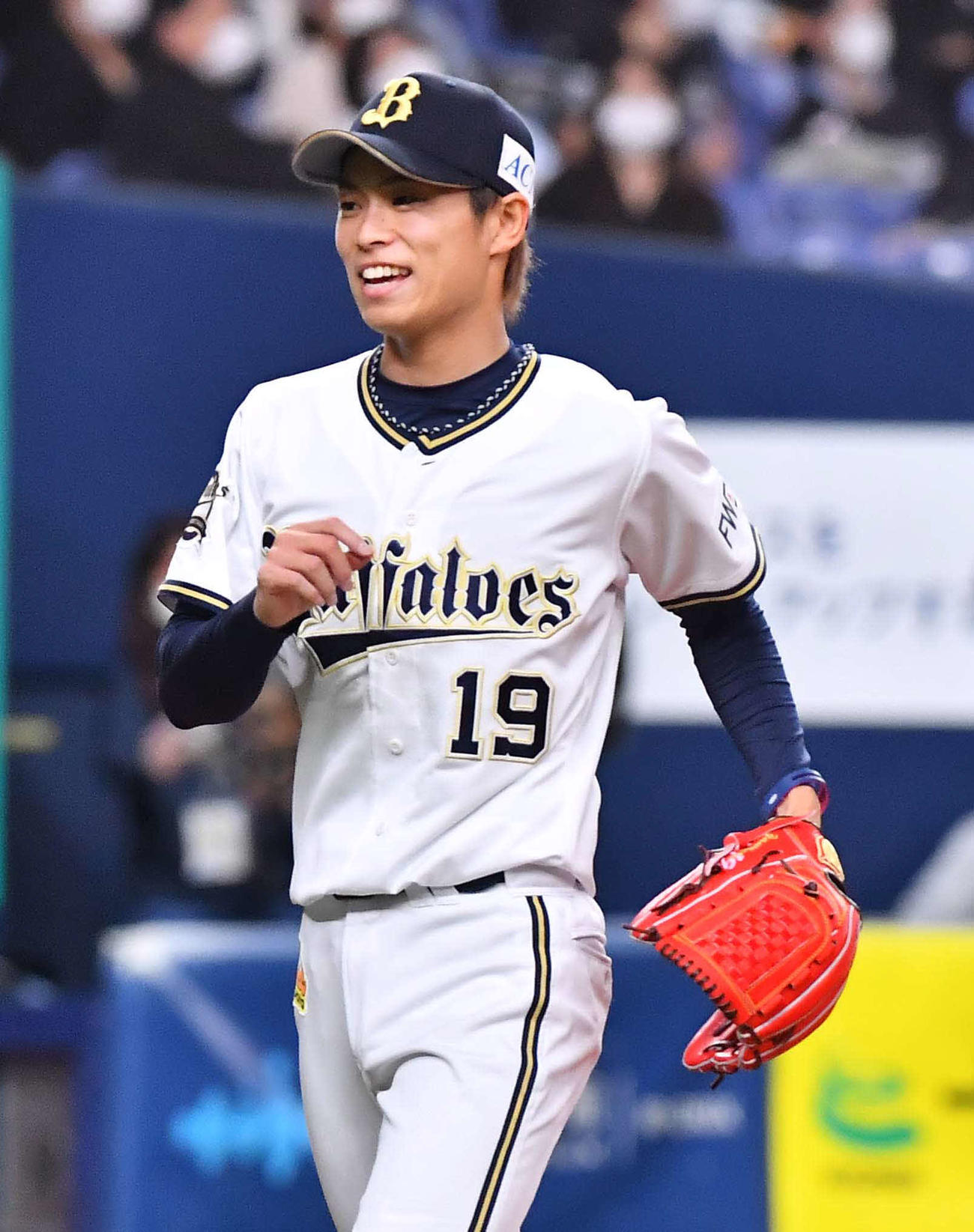 オリックス対ロッテ　2回表ロッテ2死一、二塁、荻野貴司を遊飛に打ち取り笑顔を見せる山岡泰輔（撮影・上田博志）