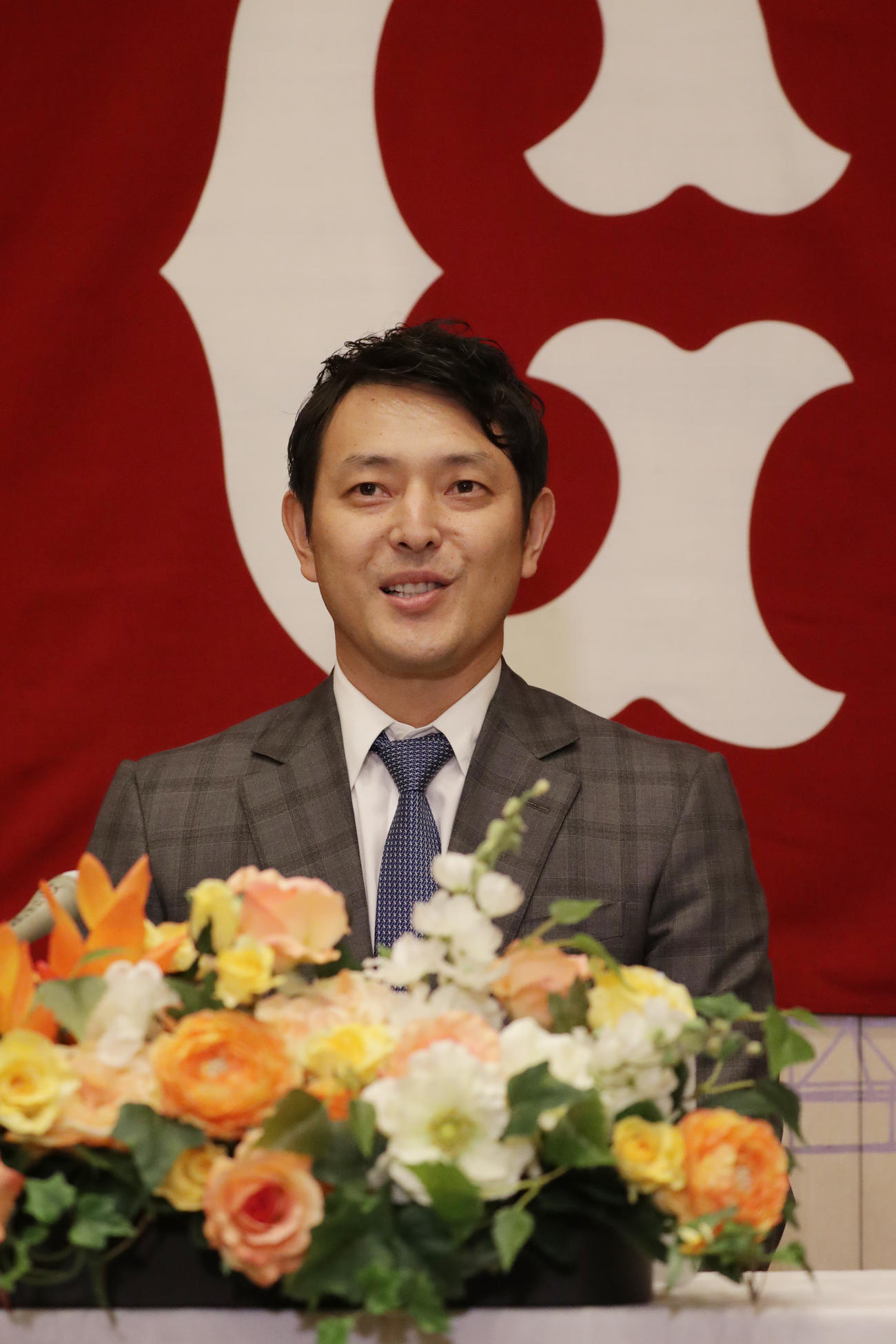 引退会見を行う巨人岩隈（撮影・河野匠）