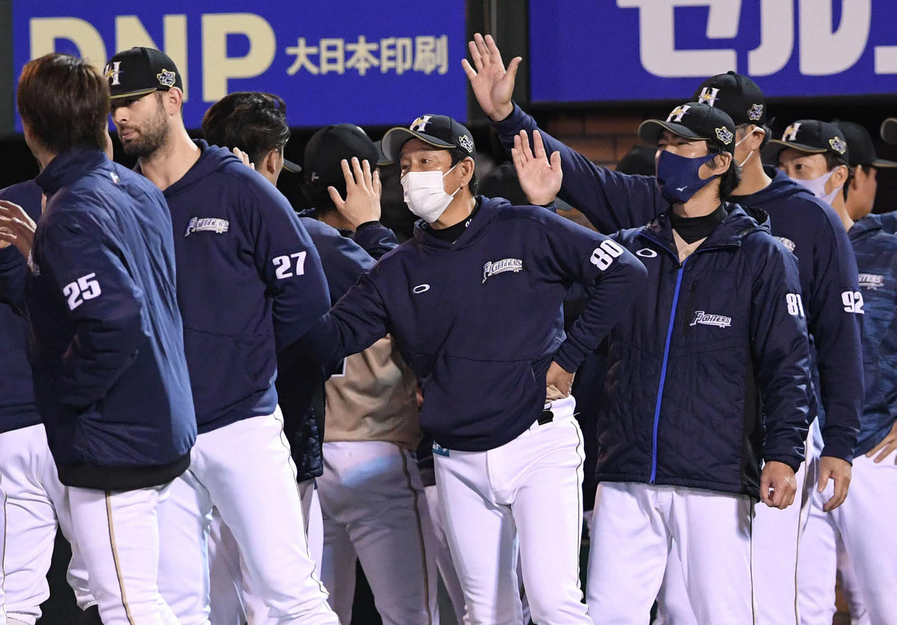 楽天対日本ハム　引き分けに終わりナインを出迎える日本ハム栗山監督（前列左から3人目）（撮影・滝沢徹郎）
