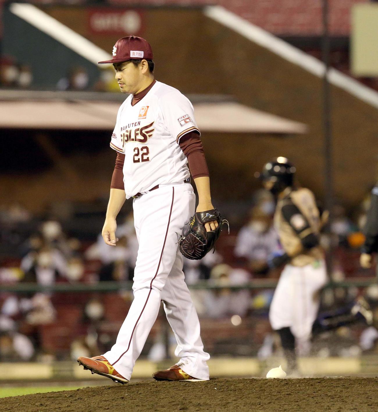 楽天対日本ハム　8回表日本ハム2死、大田（右奥）に同点となる左越え本塁打を浴びる楽天牧田（撮影・佐藤翔太）
