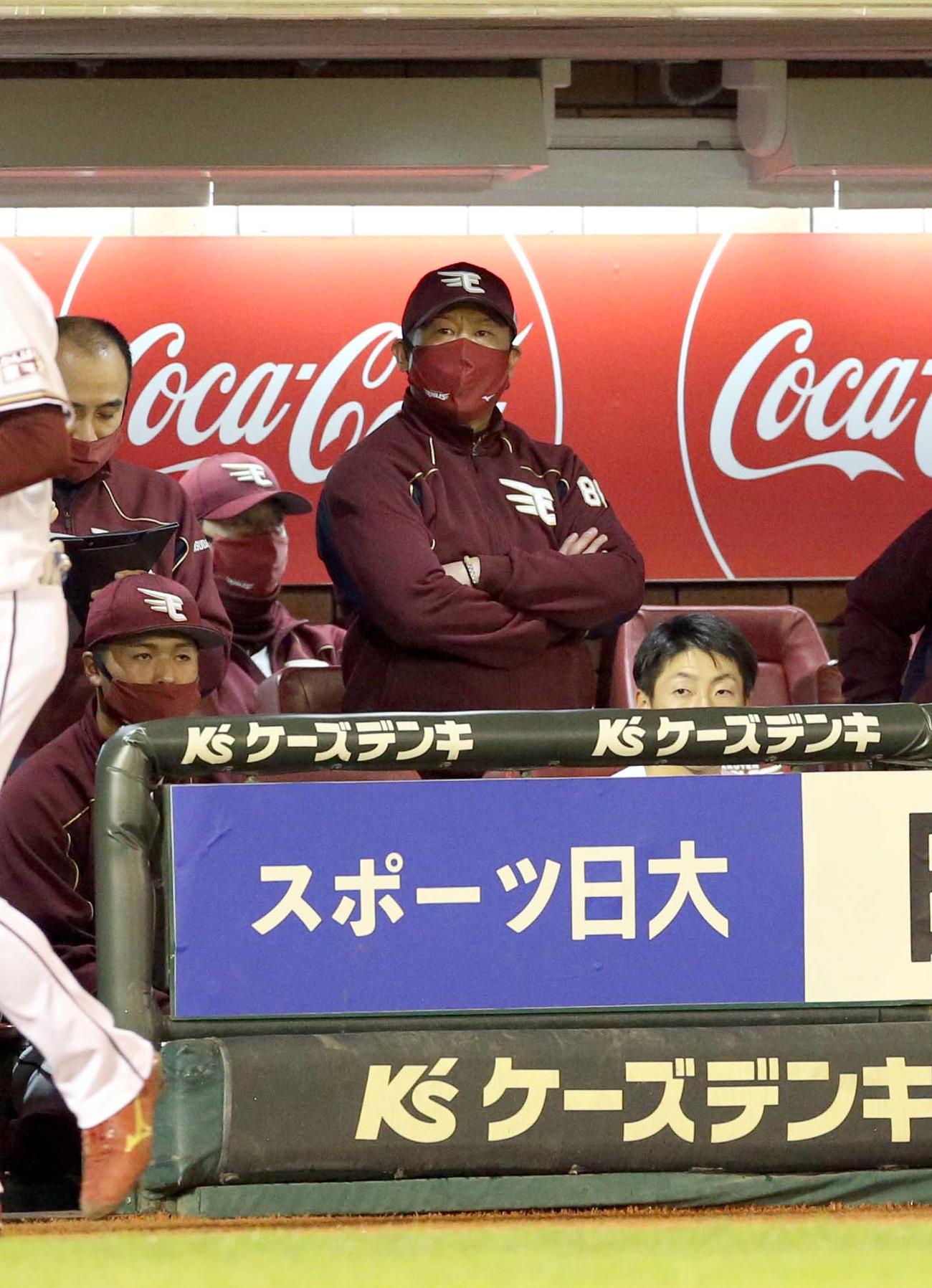 楽天対日本ハム　ベンチで険しい表情を見せる楽天三木監督（撮影・佐藤翔太）