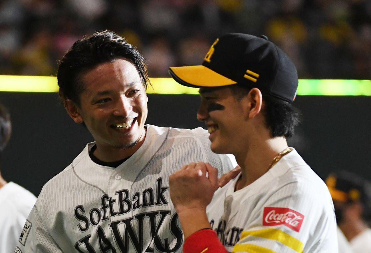 7勝目を挙げた東浜（左）は栗原と笑顔でベンチに戻る（2020年10月10日）
