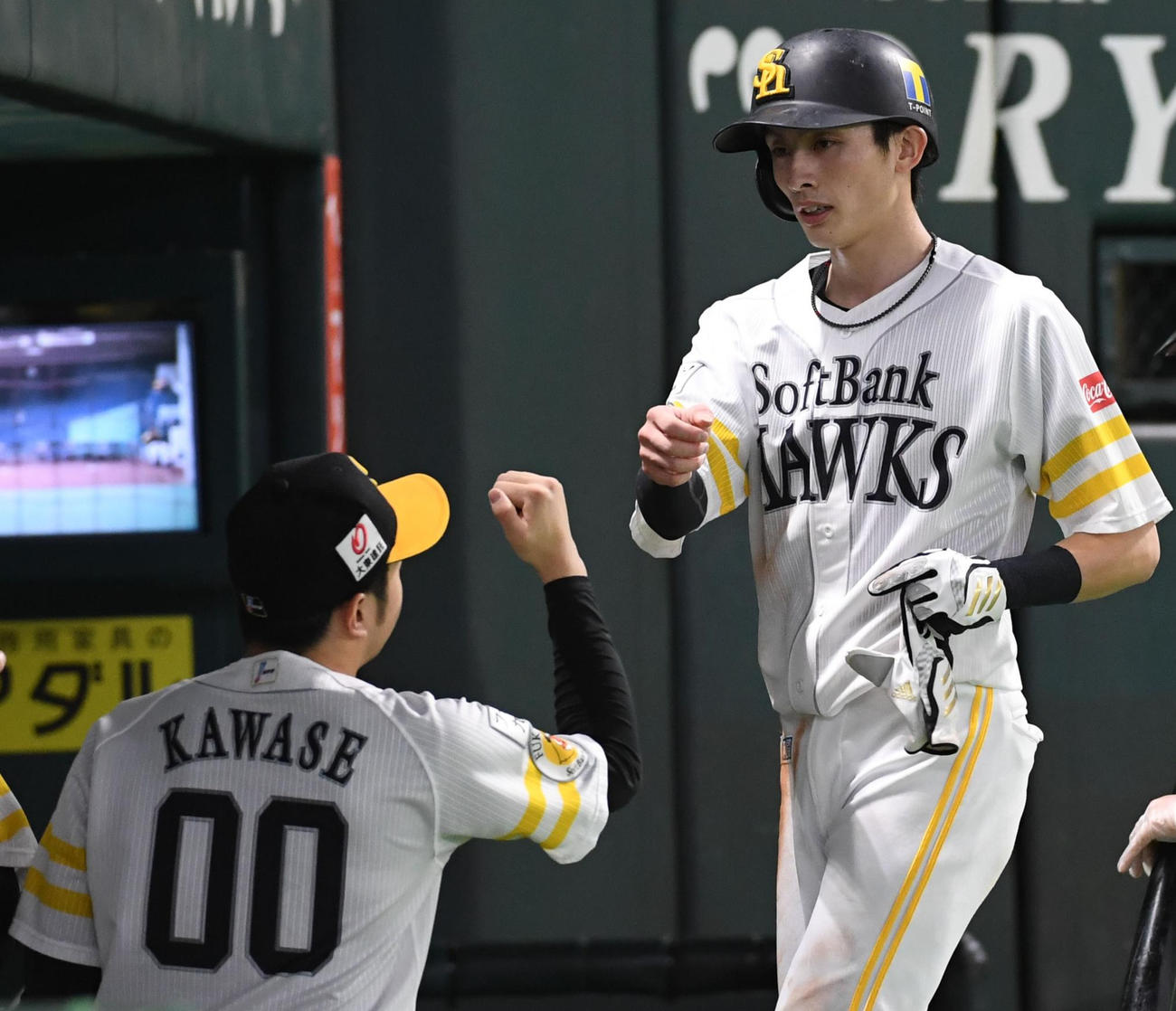 ソフトバンク対ロッテ　3回裏ソフトバンク1死一塁、中村晃のとき、一塁走者周東佑京は二塁盗塁を決め球団新記録を達成、ベンチ前でナインとタッチする（撮影・今浪浩三）
