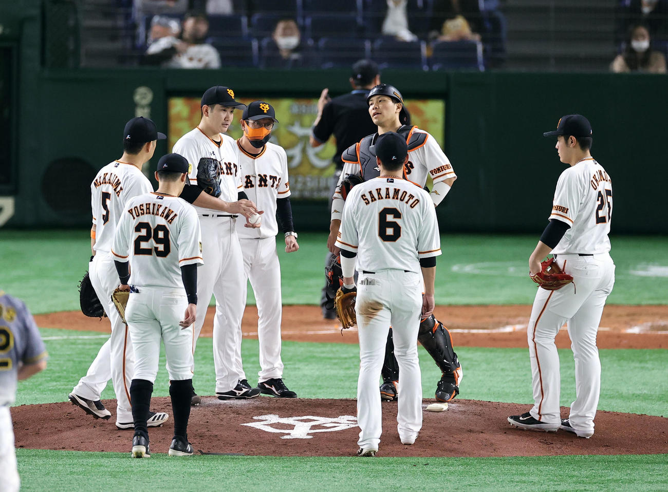 巨人対阪神　7回表阪神2死二塁、糸井に四球を与えた菅野（左から3人目）のもとに集まるナイン（撮影・浅見桂子）