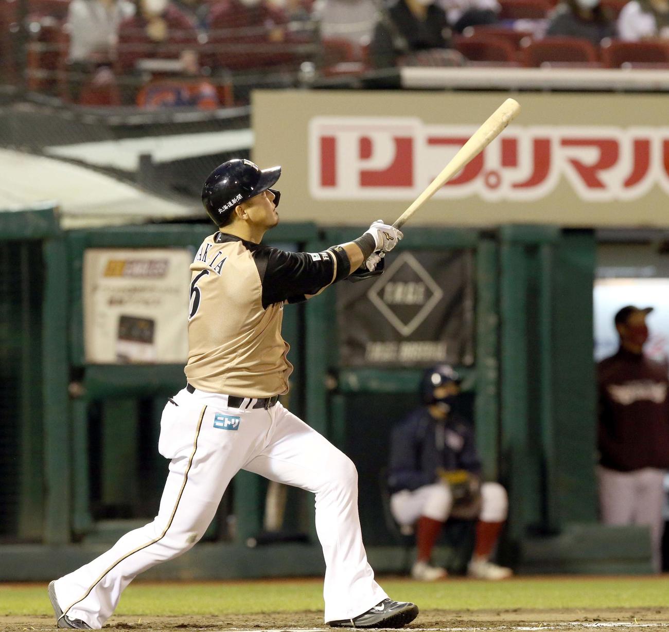 楽天対日本ハム　8回表日本ハム無死、中田は同点となる左越え本塁打を放つ（撮影・佐藤翔太）
