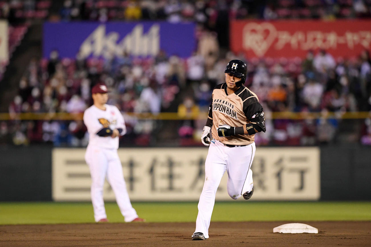 楽天対日本ハム　8回表日本ハム無死、同点の左越えソロ本塁打を放った中田（手前）は二塁を回る。奥は浅村（撮影・滝沢徹郎）