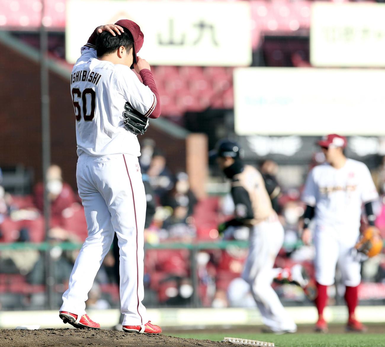 楽天対日本ハム　3回表日本ハム2死、西川（右奥）に同点となる右越え本塁打を浴びる楽天石橋（撮影・佐藤翔太）