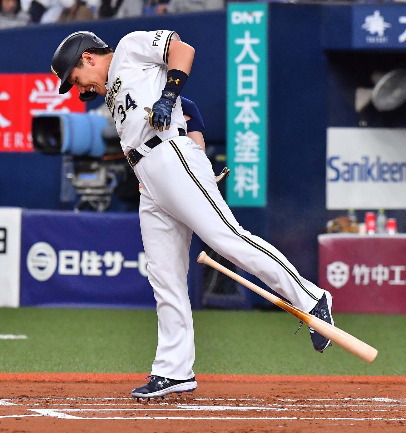 オリックス対ロッテ　1回裏オリックス2死、臀部（でんぶ）に死球を受ける吉田正尚（撮影・上田博志）