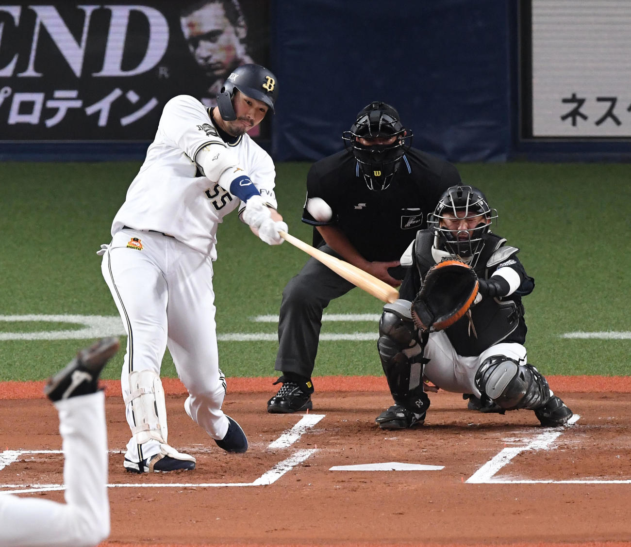 オリックス対ロッテ　1回裏オリックス1死、T－岡田は先制の右越え本塁打を放つ（撮影・前岡正明）