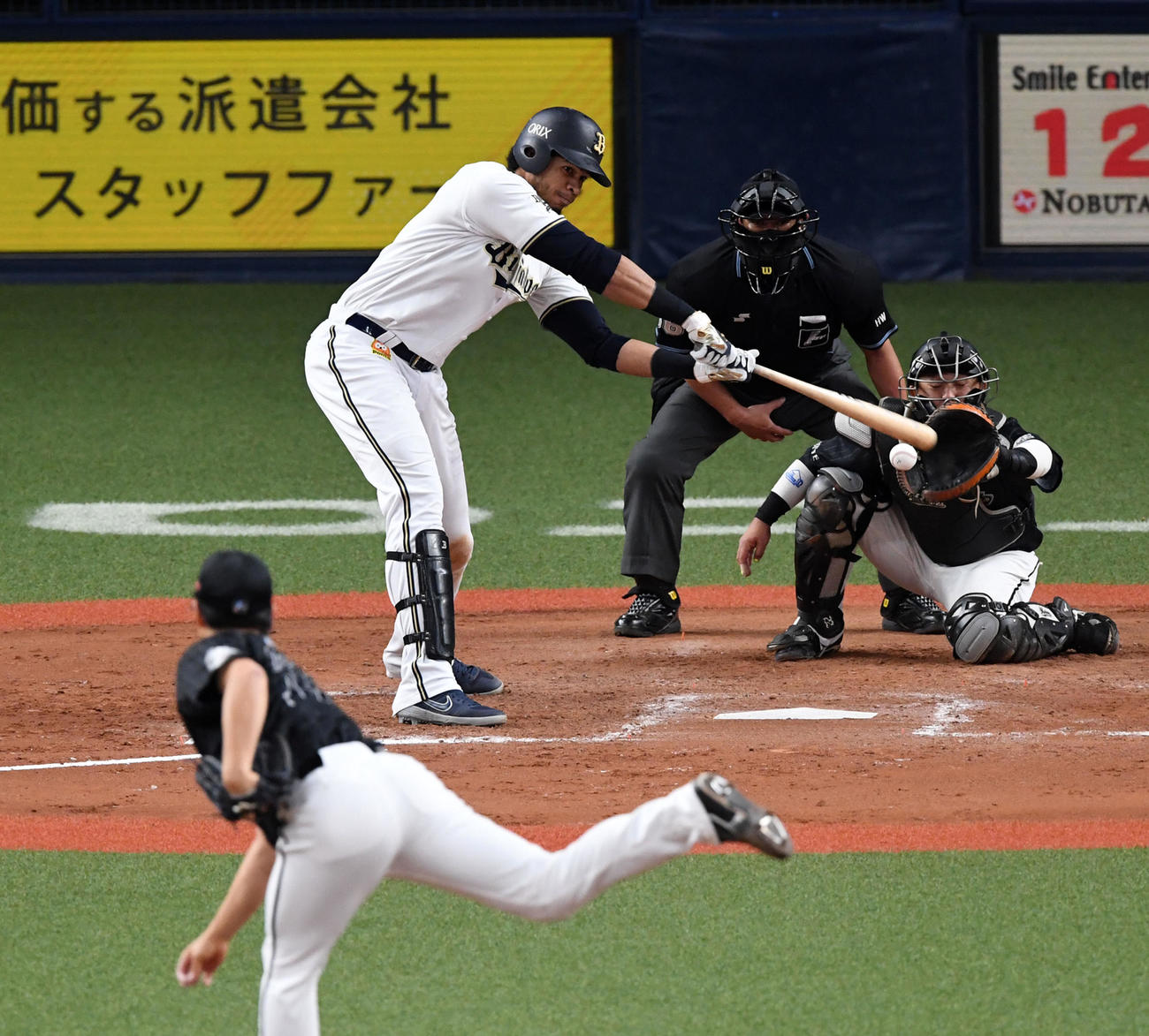 オリックス対ロッテ　8回裏オリックス2死三塁、モヤは左前適時打を放つ。投手唐川（撮影・前岡正明）