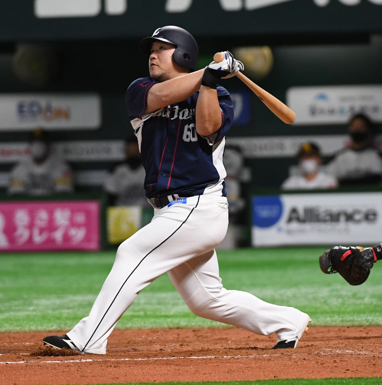 ソフトバンク対西武　8回表西武1死満塁、中村は左中間に逆転の満塁本塁打を放つ（撮影・今浪浩三）