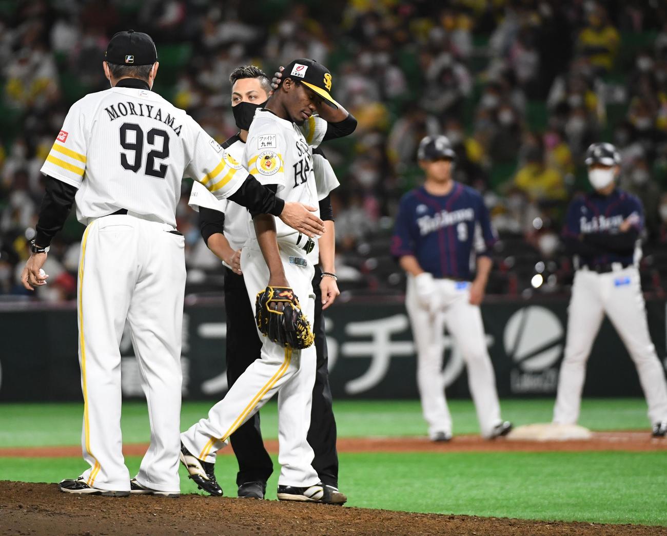 ソフトバンク対西武　8回表西武1死満塁、降板するモイネロ（撮影・今浪浩三）