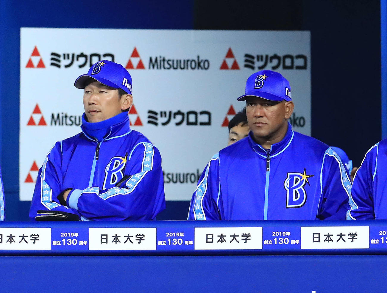 19年3月、中日戦でベンチで並んで戦況を見つめるDeNAラミレス監督（右）と三浦投手コーチ