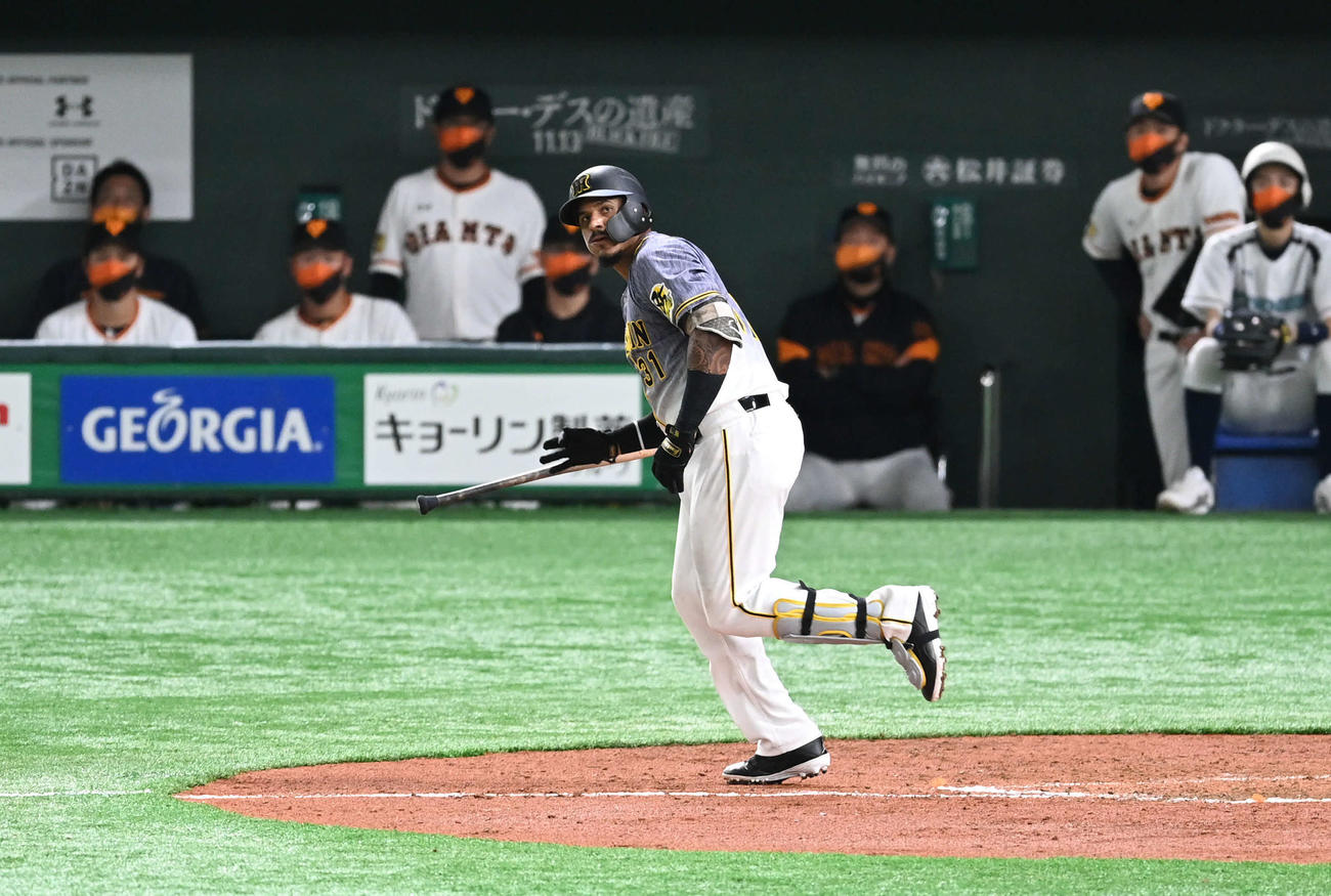 巨人対阪神　4回表阪神1死、マルテは左越えソロ本塁打を放つ（撮影・山崎安昭）