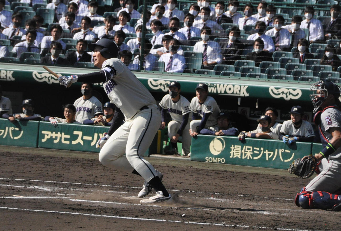 立命大対同大　同大8回2死一、三塁、4番小西幸がバットを折りながら左前へ適時打を放つ