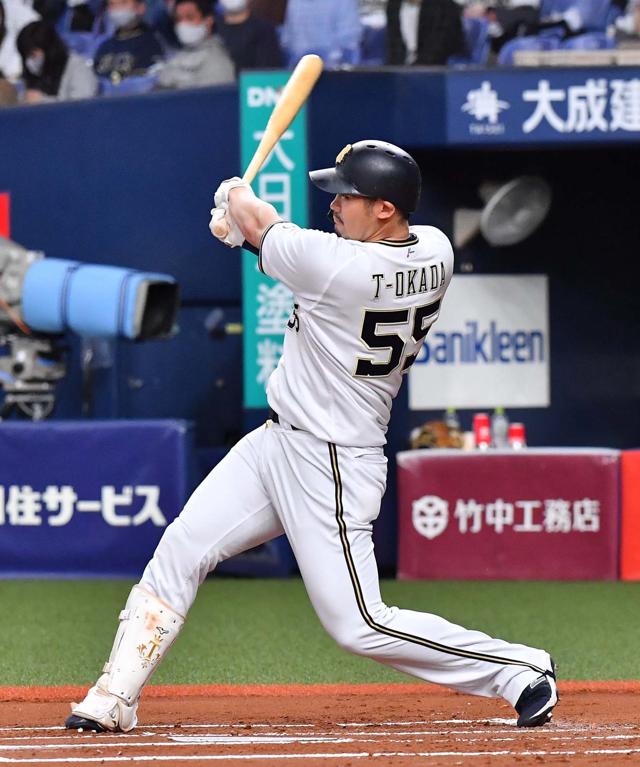 左越えに先制ソロ本塁打を放つT－岡田（撮影・上田博志）