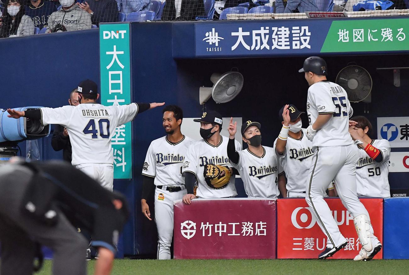 左越えに先制ソロ本塁打を放ったT－岡田をベンチで出迎えるオリックスナイン（撮影・上田博志）