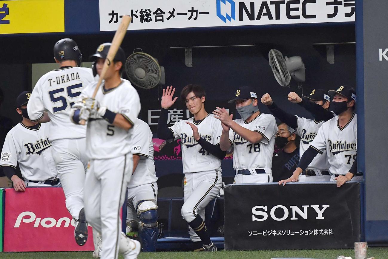 1回裏オリックス1死、左越えに先制ソロ本塁打を放ったT－岡田をベンチで出迎えるオリックス中島聡監督代行（右から4人目）（撮影・上田博志）