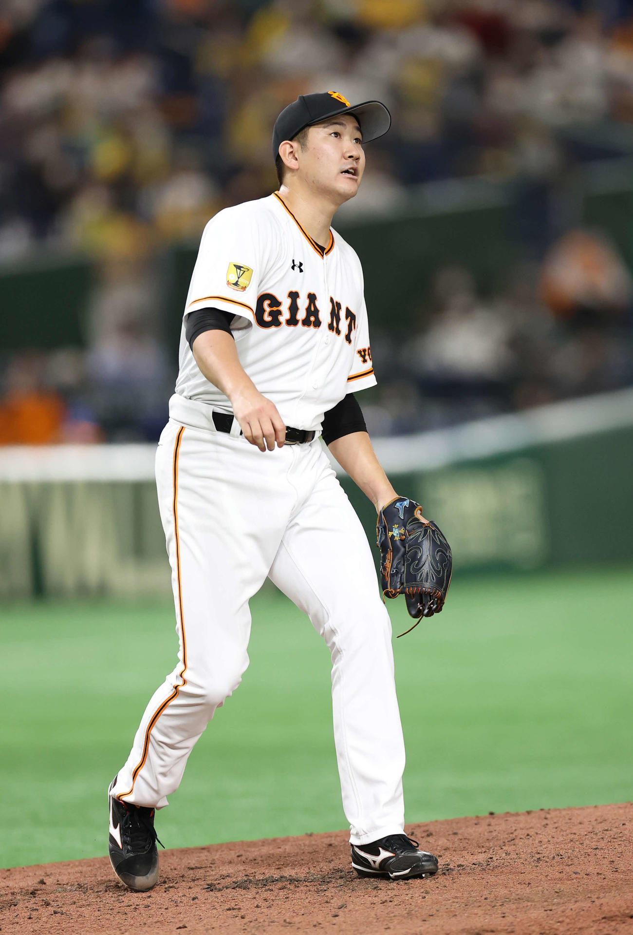 巨人対阪神　4回表阪神無死二塁、糸原に右翼への先制適時打を浴び、打球を見つめる菅野（撮影・河野匠）
