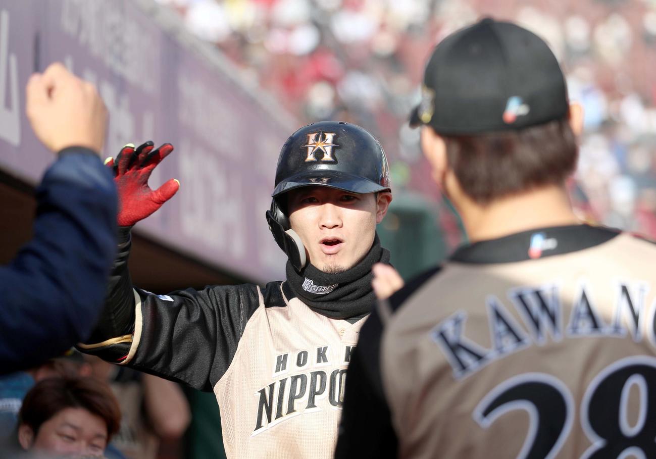 楽天対日本ハム　3回表日本ハム2死、西川（中央）は同点となる右越え本塁打を放ち河野に出迎えられる（撮影・佐藤翔太）