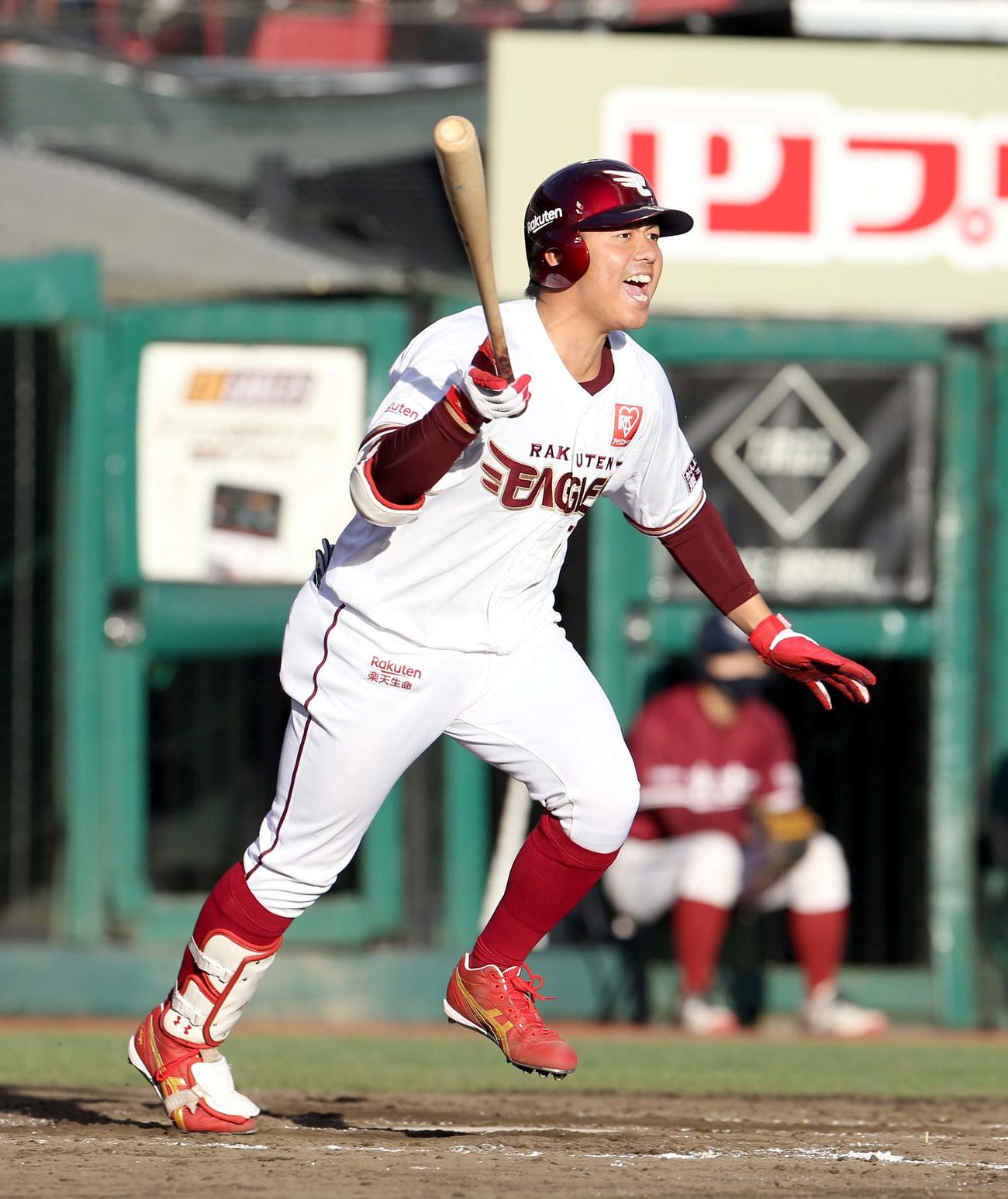 楽天対日本ハム　4回裏楽天1死三塁、田中貴はプロ初安打初打点となる右前適時打を放つ（撮影・佐藤翔太）