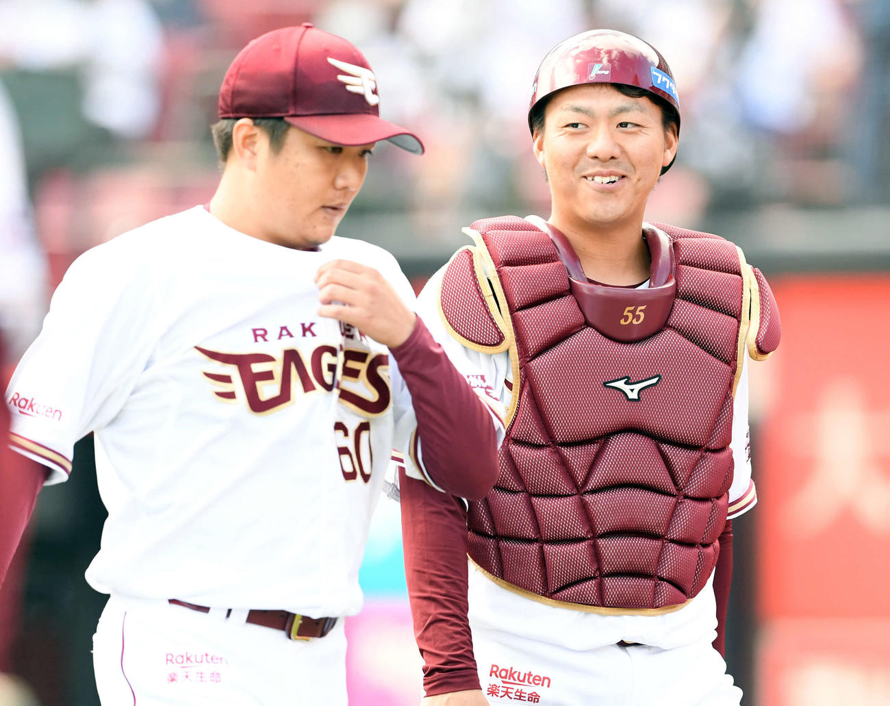 楽天対日本ハム　1回表を無失点で終え楽天石橋（左）と引き揚げる田中貴（撮影・滝沢徹郎）