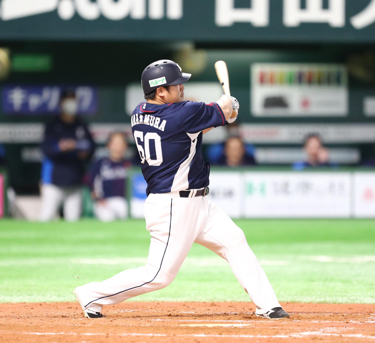 ソフトバンク対西武　8回表西武1死満塁、中村剛也は左越えに逆転となる満塁弾を放つ（撮影・梅根麻紀）