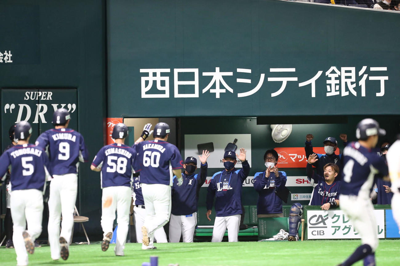 ソフトバンク対西武　8回表西武1死満塁、中村剛也は左越えに逆転となる満塁弾を放つ、大喜びのベンチ（撮影・梅根麻紀）