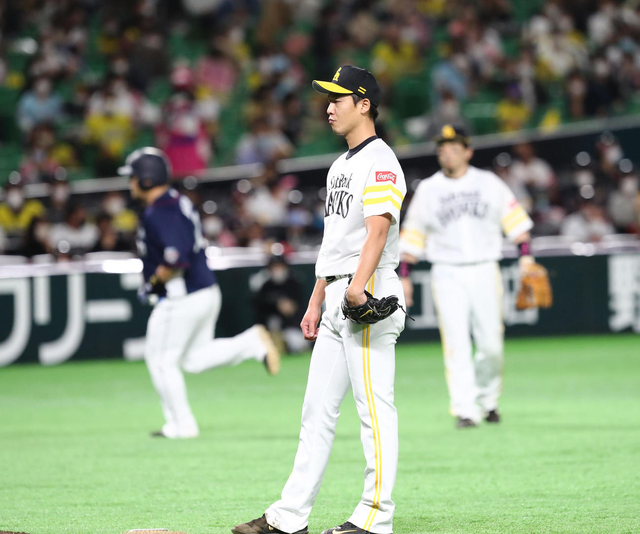 ソフトバンク対西武　8回表西武1死満塁、中村剛也に左越え逆転満塁弾を浴びた岩崎翔（撮影・梅根麻紀）