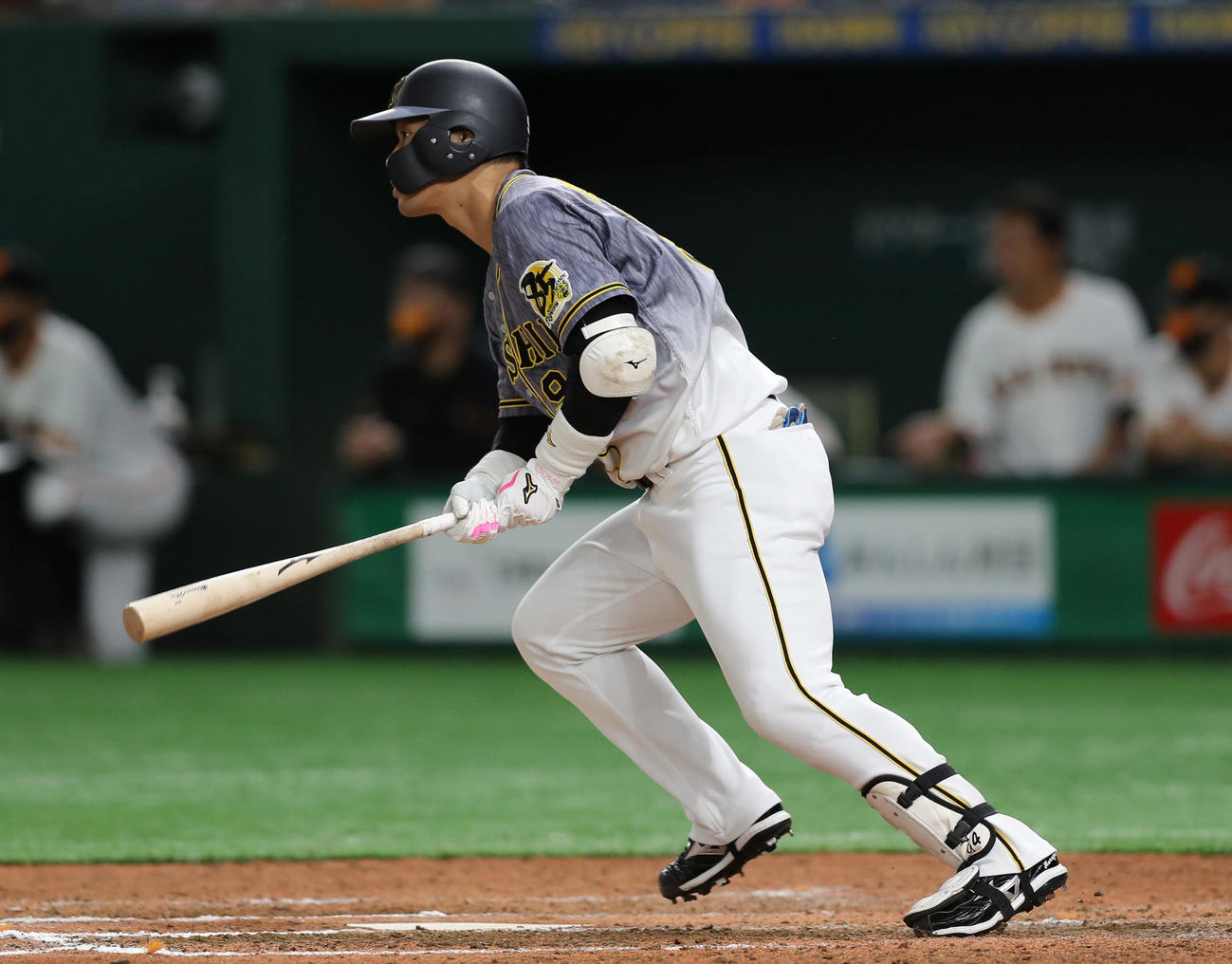 巨人対阪神　7回表阪神2死一、二塁、勝ち越しの中前適時打を放つ原口文仁（撮影・前田充）