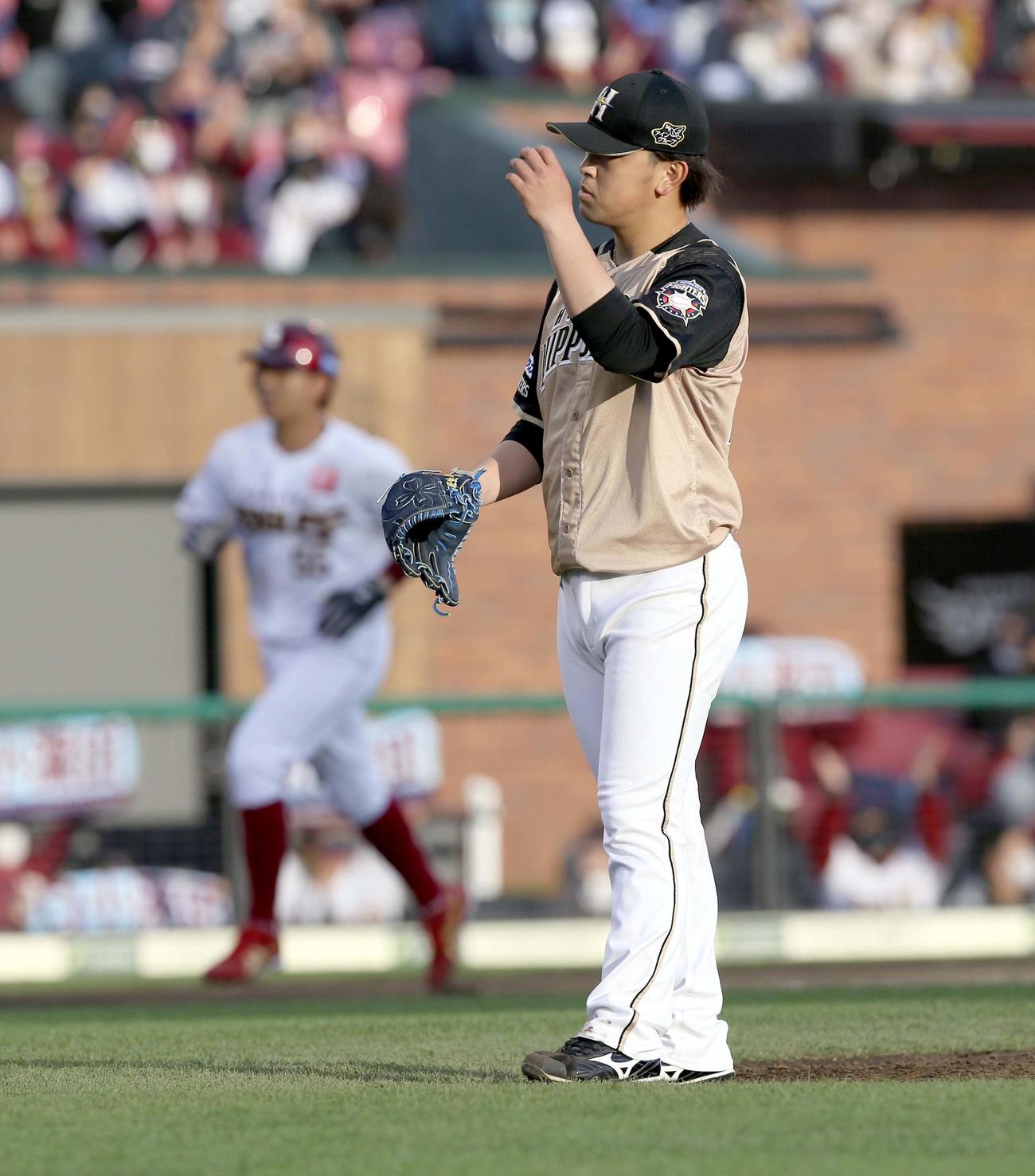 楽天対日本ハム　4回裏楽天1死1塁、小深田（左奥）に逆転となる右越え2点本塁打を浴びる日本ハム河野（撮影・佐藤翔太）