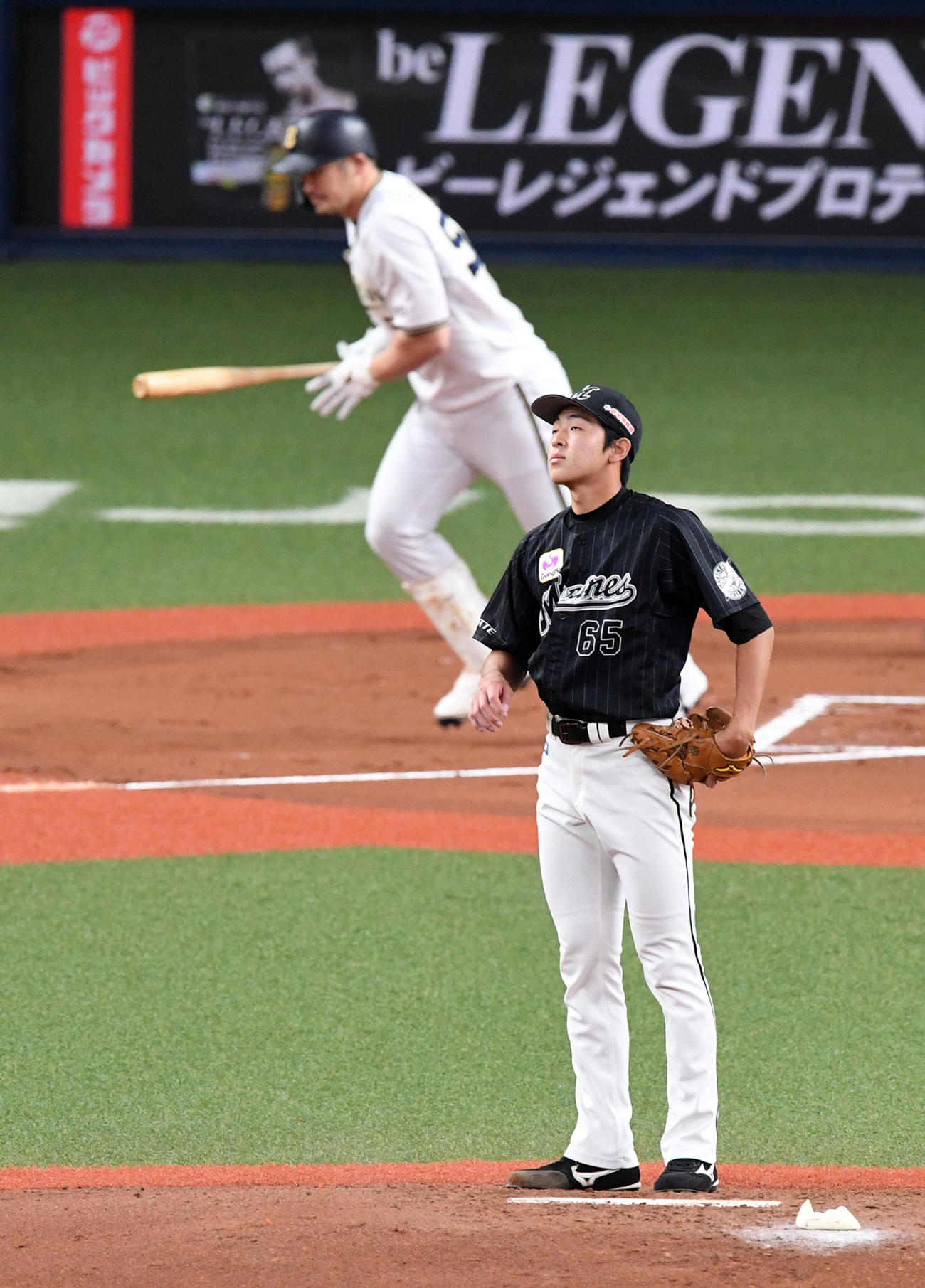 オリックス対ロッテ　1回裏オリックス1死、T－岡田に先制の右越え本塁打を打たれ打球の方向を見る古谷（撮影・前岡正明）