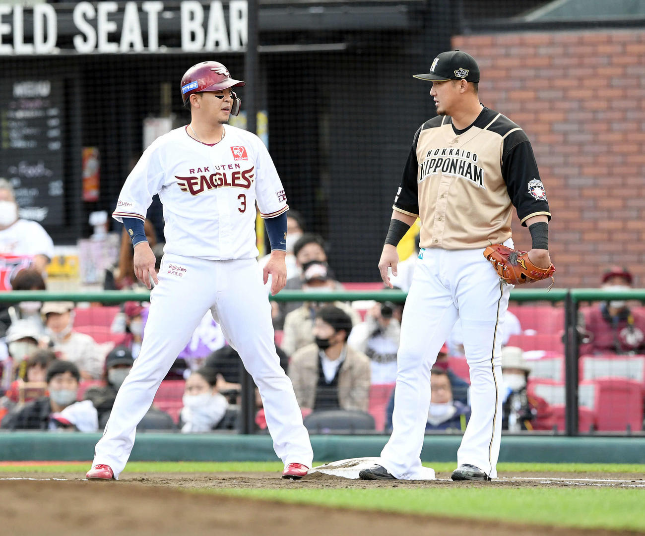 楽天対日本ハム　1回裏楽天1死二塁、遊内野安打から出塁した浅村（左）は一塁手中田と言葉を交わす（撮影・滝沢徹郎）