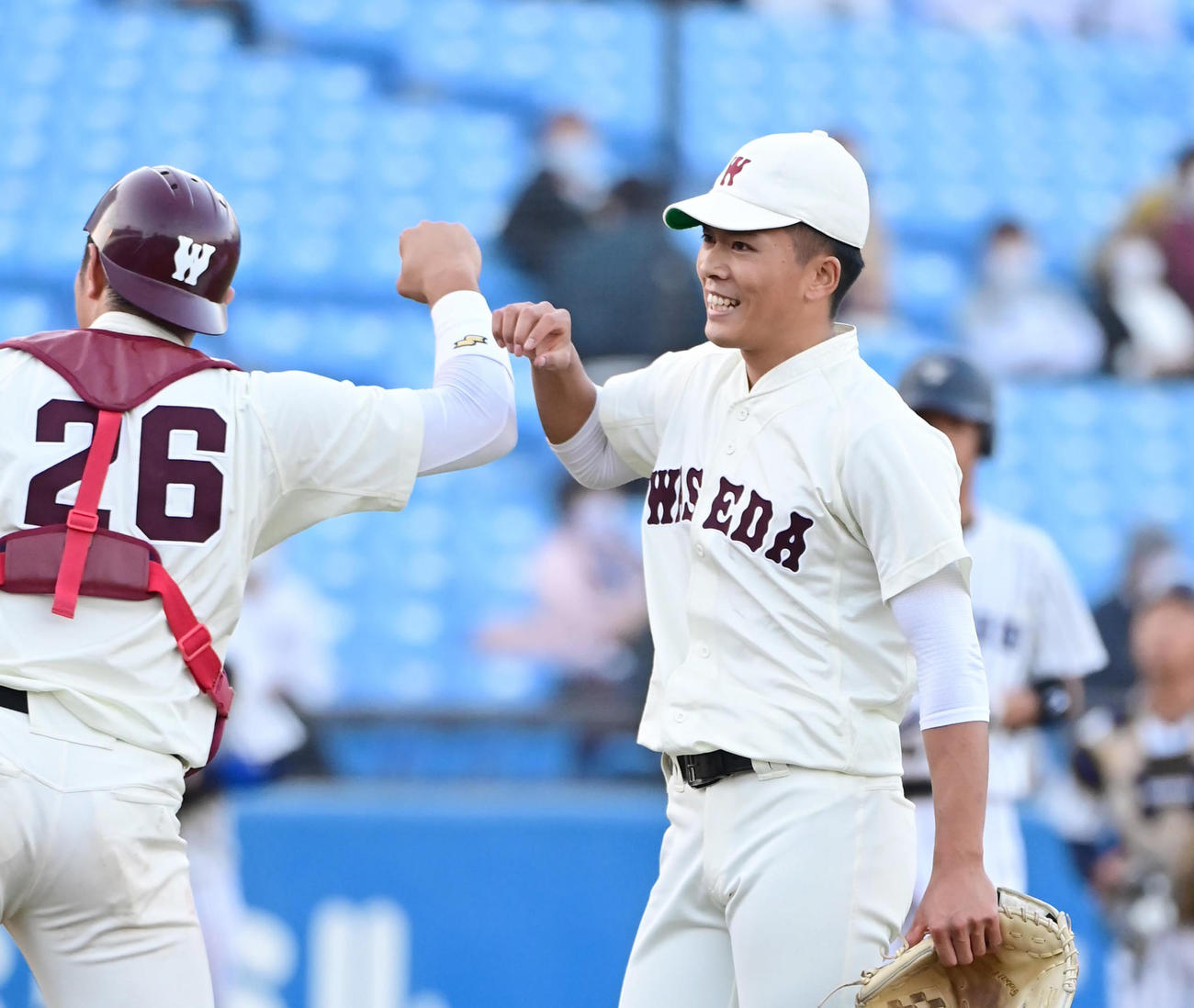 立大対早大　完封勝利を飾った早大先発の早川（右）は岩本の祝福を受ける（撮影・小沢裕）