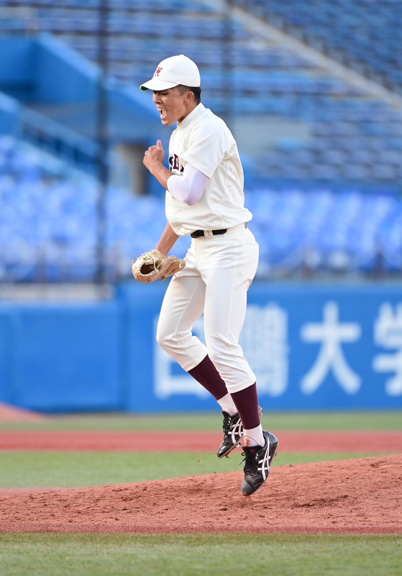 立大対早大　7回表立大2死一、三塁、敷名を三振に仕留めガッツポーズする早大先発の早川（撮影・小沢裕）